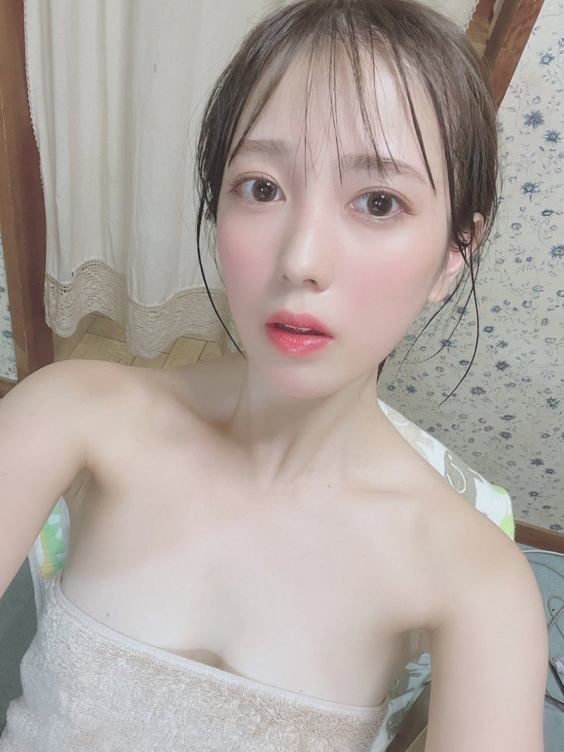 【DD扑克】打败河北彩花!重量级偶像「小湊よつ葉」新作夺下排行榜No.1!