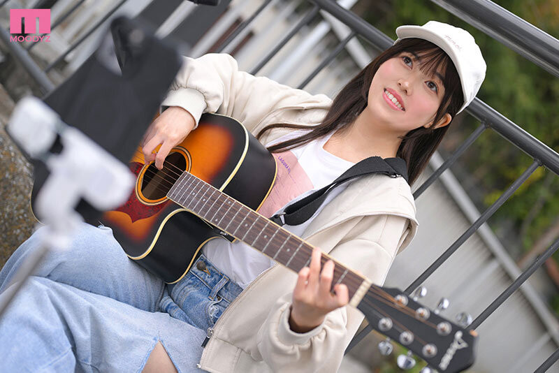 【DD扑克】(MIFD-724)实在太穷了!街头歌手「白宫萌」牙一咬就拍A片惹!