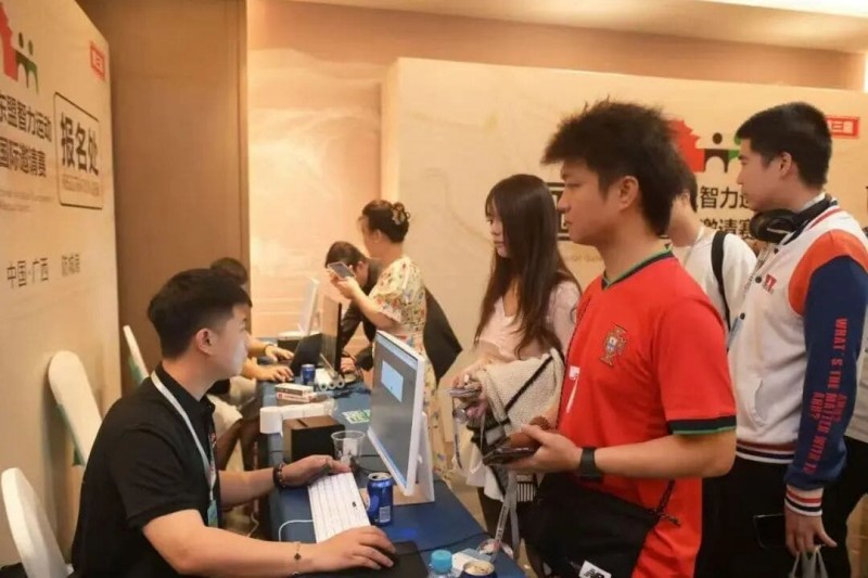 【DD扑克】第三届国门杯次日 | 广西三月三，主赛A组开打共135人次参赛，林峰CL携35人晋级第二轮，邓彪勇夺开幕赛冠军