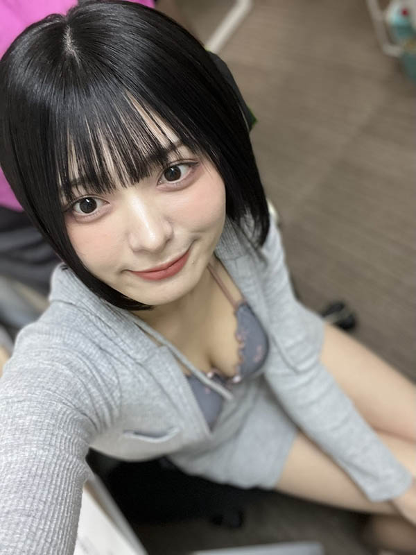 【DD扑克】虹村优美(XVSR-876) 让人感到兴奋的美腿黑丝OL，在办公室里超激烈服务…