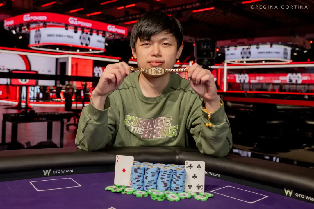 【DD扑克】生涯首进WSOP奖励圈即登顶！华人博士生Honghao Zhang斩获$1500六人桌金手链