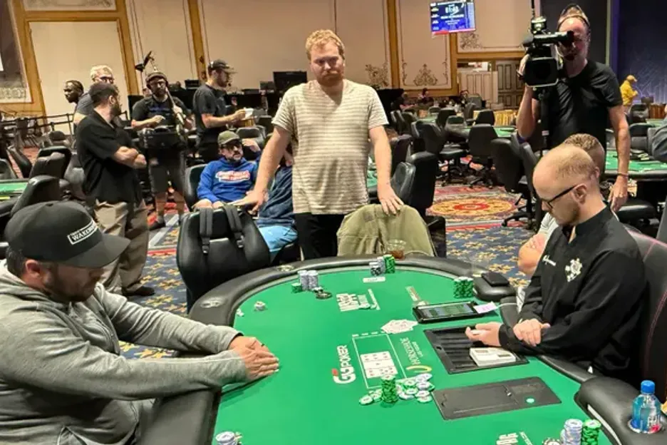 【DD扑克】WSOP主赛事“拖时间门”:为躺赚2万美金,他磨了整整17分钟