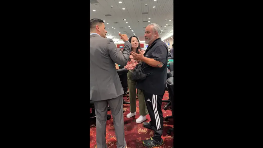 【DD扑克】规则书遇上荒诞剧:他坐错位置,全下了别人的记分牌并输掉,然后整个扑克圈吵翻了