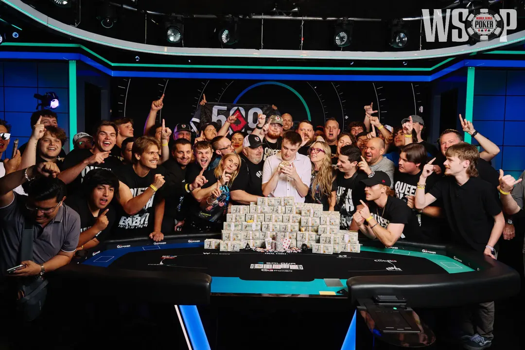 【DD扑克】WSOP主赛事单挑J3o抓诈同花，英雄式跟注还是世纪自杀？