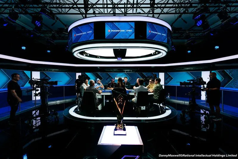 【DD扑克】EPT巴塞罗那站牌局复盘:A♣2♦的河牌重注,如何让一对2无奈弃牌?