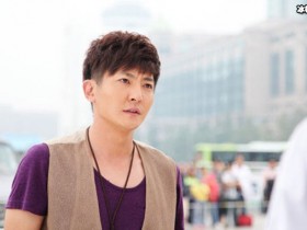 【DD扑克】网曝郭京飞王珞丹景区坐雕塑踩石碑,是没留意还是没素质?