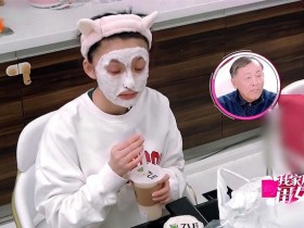 【DD扑克】林允三只手指拿着奶茶就开始猛吸,凸显了修长手指